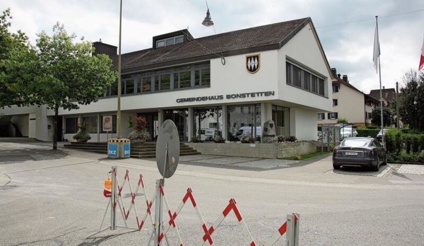 Ist in die Jahre gekommen und kaum mehr zu retten: Die Gemeindeverwaltung in Bonstetten, die aus dem Jahr 1967 stammt, soll abgerissen und neu gebaut werden. (Bild Florian Hofer)