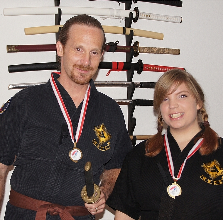 Carolyn Held, Maschwanden, und Michael Leiser, Ottenbach, holten an den Internationalen Schweizer Meisterschaften in der koreanischen Schwertkampfkunst Haidong Gumdo gleich zwei Medaillen ins Säuliamt. (Bild kb.)