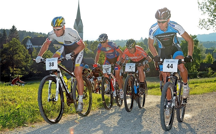 Urs Huber (Nr. 38) führt das Feld des Albis-Bikerennens an. Vorjahressieger Michel Bravin (Nr. 44) hat weniger Glück und scheidet später mit Wechslerdefekt aus. Zweiter wird Florian Stutz (Nr. 11). (Bild Martin Platter)