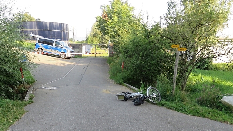 Die Kollision ereignete sich auf der schmalen Nebenstrasse bei der Kläranlage Ottenbach-Jonen.