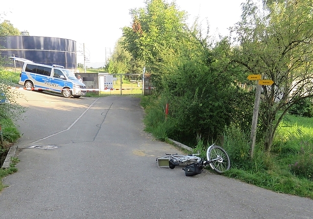 Die Kollision ereignete sich auf der schmalen Nebenstrasse bei der Kläranlage Ottenbach-Jonen.