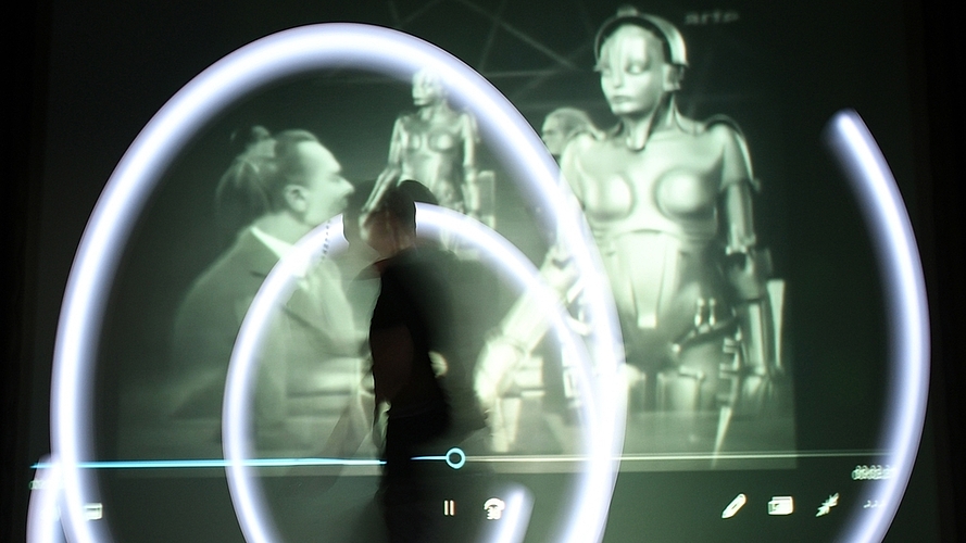 Lichtperformance von Jonas Sagelsdorff zum Stück Menschmaschine der deutschen Band «Kraftwerk». Im Hintergrund eine Szene aus dem Science-Fiction-Stummfilm Metropolis von 1927. <em>(Bilder Martin Platter)</em> Lichtperformance von Jonas Sagelsdorff zum Stück Menschmaschine der deutschen Band «Kraftwerk». Im Hintergrund eine Szene aus dem Science-Fiction-Stummfilm Metropolis von 1927. <em>(Bilder Martin Platter)</em>