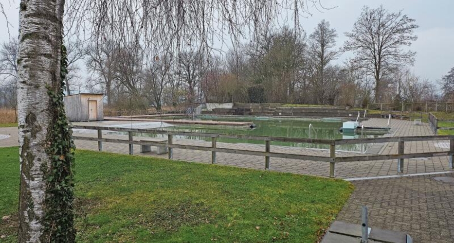 Noch ist es still im Naturbad: Die Eröffnung ist für Sonntag, 4. Mai, geplant. Ein Pächter ist noch nicht in Sicht. (Bild Werner Schneiter)