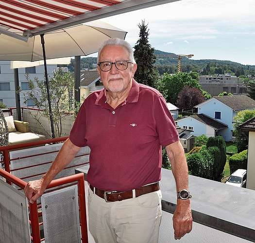 «Guet zwäg»: Alt Statthalter und Bezirksratspräsident Hansruedi Maag in seinem Domizil in Affoltern, das nur einen Steinwurf von seiner einstigen Wirkungsstätte entfernt liegt. (Bild Werner Schneiter)