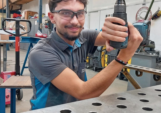 Enea Vallini bei der Arbeit an einem Sichtschutzzaun. (Bild Marcus Weiss)