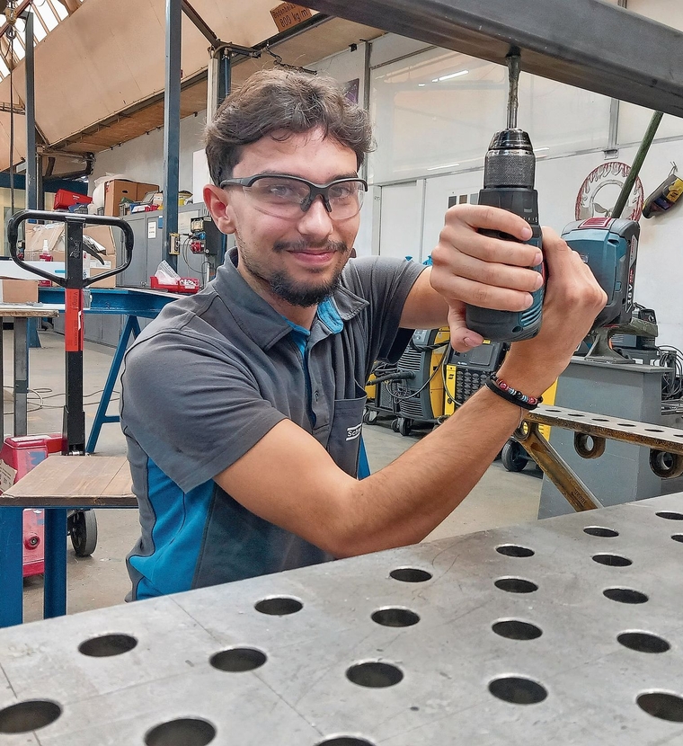 Enea Vallini bei der Arbeit an einem Sichtschutzzaun. (Bild Marcus Weiss)