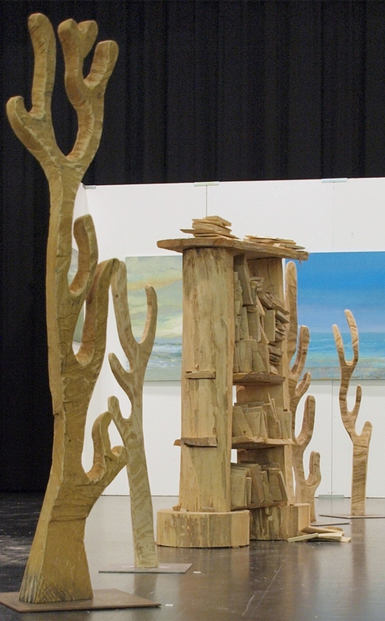 Impression von der Ausstellung 2010: Holzplastiken von Noldi Vogler. Im Hintergrund Bilder von Monika Biermann. (Archivbild Heiner Stolz)