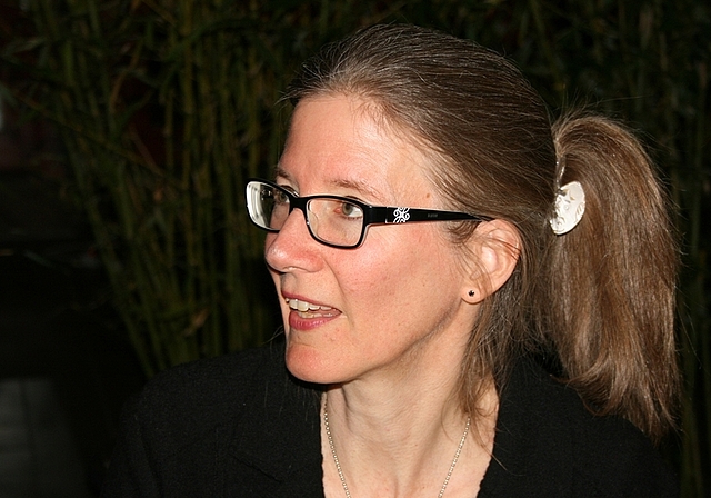Krimiautorin Petra Ivanov verstand es, die rund 80 Zuhörer in der Bibliothek Bonstetten zu fesseln. (Bild Regula Zellweger) 