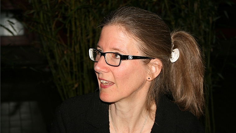Krimiautorin Petra Ivanov verstand es, die rund 80 Zuhörer in der Bibliothek Bonstetten zu fesseln. (Bild Regula Zellweger)