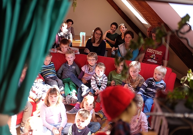 Das Chasperlitheater zog mehrere Dutzend Kinder in seinen Bann. (Bild Salomon Schneider)