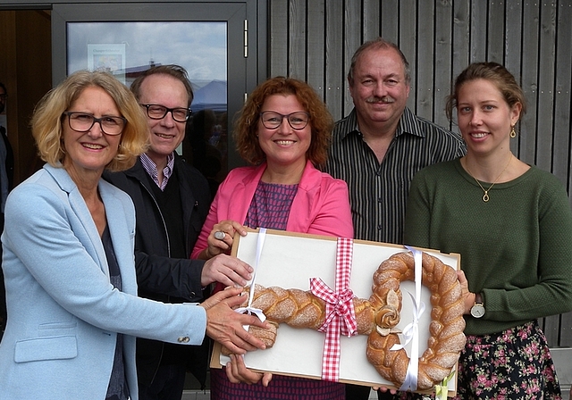 Die offizielle Schlüsselübergabe. Von links: Gemeinderätin Beatrice Sommerauer, Schulleiter Markus Schefer, Schulpflegepräsidentin Andrea Sidler und ihr Vorgänger Hans Amberg sowie Kindergärtnerin Ramona Marti. <em>(Bilder Marianne Voss)</em>