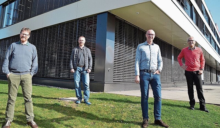 Eine hiesige Projektgruppe bringt das «Klassenmusizieren» ins Knonauer Amt. Von links: Thomas Mosimann (Musiklehrer), Rolf Fahrni (MV Maschwanden), Daniel Berger (Musikschule Knonauer Amt) und Felix Fürer (Schulleiter). (Bild Thomas Stöckli)