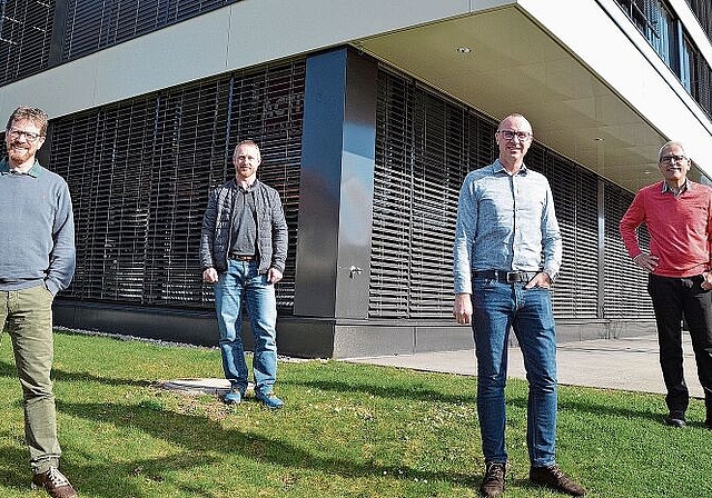 Eine hiesige Projektgruppe bringt das «Klassenmusizieren» ins Knonauer Amt. Von links: Thomas Mosimann (Musiklehrer), Rolf Fahrni (MV Maschwanden), Daniel Berger (Musikschule Knonauer Amt) und Felix Fürer (Schulleiter). (Bild Thomas Stöckli)