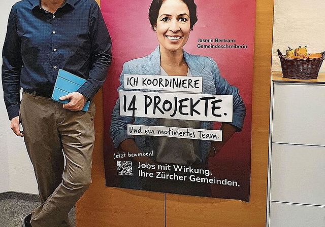 «Es lockt eine vielseitige, abwechslungsreiche Tätigkeit.» Auch Stallikon – hier Gemeindeschreiber Roberto Brunelli – macht mit in der Image-Kampagne des Vereins Zürcher Gemeindeschreiber und Verwaltungsfachleute. (Bild zvg.)