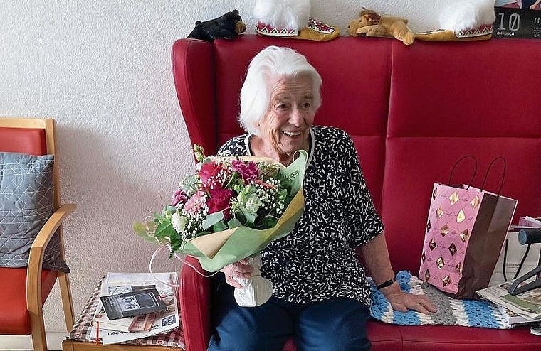 Anna Blattmann erhält zu ihrem 100. Geburtstag nebst Blumen und den besten Wünschen auch viel Besuch. (Bild Petra Studer)