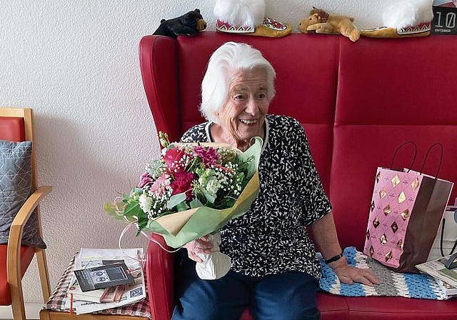 Anna Blattmann erhält zu ihrem 100. Geburtstag nebst Blumen und den besten Wünschen auch viel Besuch. (Bild Petra Studer)