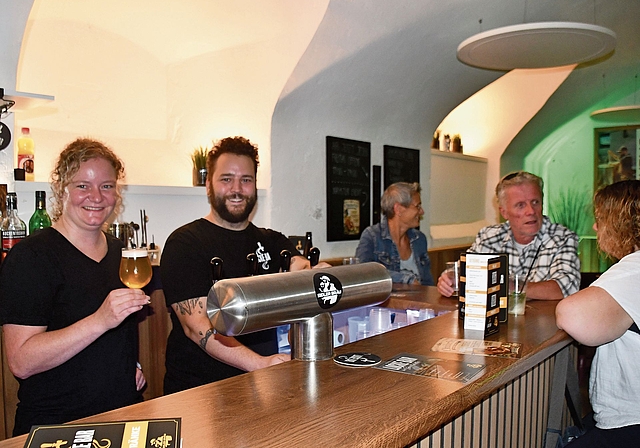 Mandy Kolb und Janick Sidler: Anstossen mit selbst gebrautem Bier auf eine gute Zukunft in der Locke Bar. (Bild Werner Schneiter)