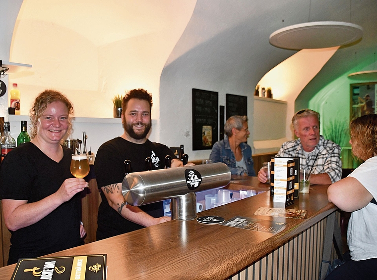 Mandy Kolb und Janick Sidler: Anstossen mit selbst gebrautem Bier auf eine gute Zukunft in der Locke Bar. (Bild Werner Schneiter)