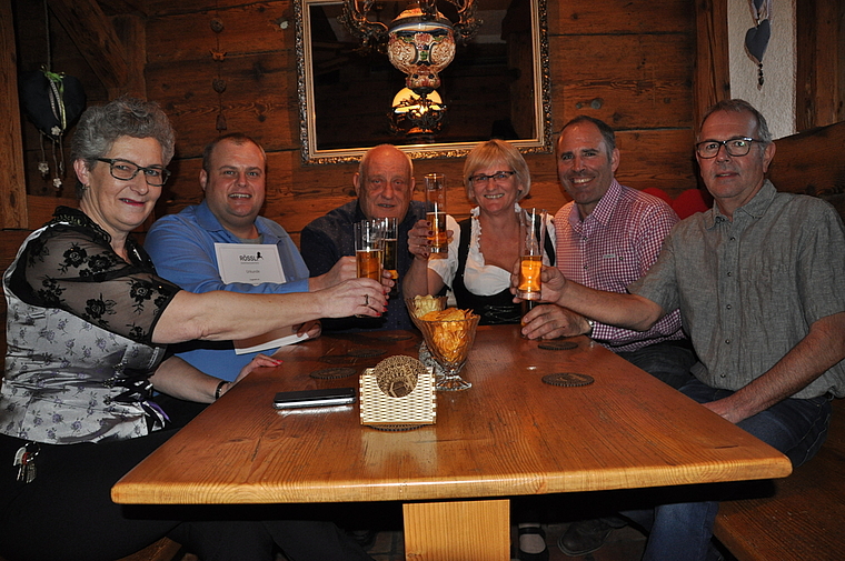 Neue Zusammenarbeit: «Rössli»-Wirtin Vreni Spinner mit Martin Uster und Kurt Uster von Baarer Bier, Barbara Eder (Laternenbar), Getränkelieferant Daniel Bill und Markus Tschan, Präsident der IG Rössli (v.l.). (Bild Thomas Stöckli)