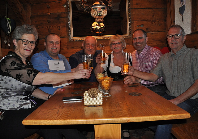 Neue Zusammenarbeit: «Rössli»-Wirtin Vreni Spinner mit Martin Uster und Kurt Uster von Baarer Bier, Barbara Eder (Laternenbar), Getränkelieferant Daniel Bill und Markus Tschan, Präsident der IG Rössli (v.l.). (Bild Thomas Stöckli)