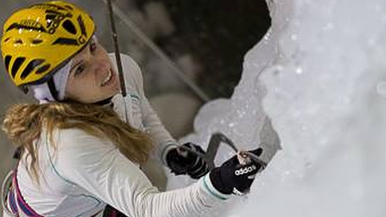 An der Eiswand eine Klasse für sich: Petra Klingler. (Bild zvg.)