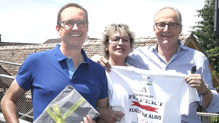 In einer symbolischen, aber würdigen Feier wurden Gemeindepräsident Ruedi Müller (rechts) und die beiden Gemeinderäte Esther Franceschini Guggisberg und Peter Hoppler aus ihren Ämtern verabschiedet. <em>(Bild Urs E. Kneubühl)</em>