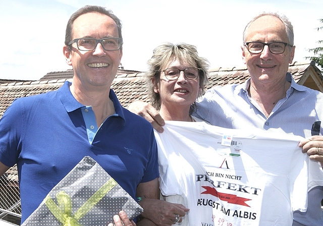 In einer symbolischen, aber würdigen Feier wurden Gemeindepräsident Ruedi Müller (rechts) und die beiden Gemeinderäte Esther Franceschini Guggisberg und Peter Hoppler aus ihren Ämtern verabschiedet. <em>(Bild Urs E. Kneubühl)</em>