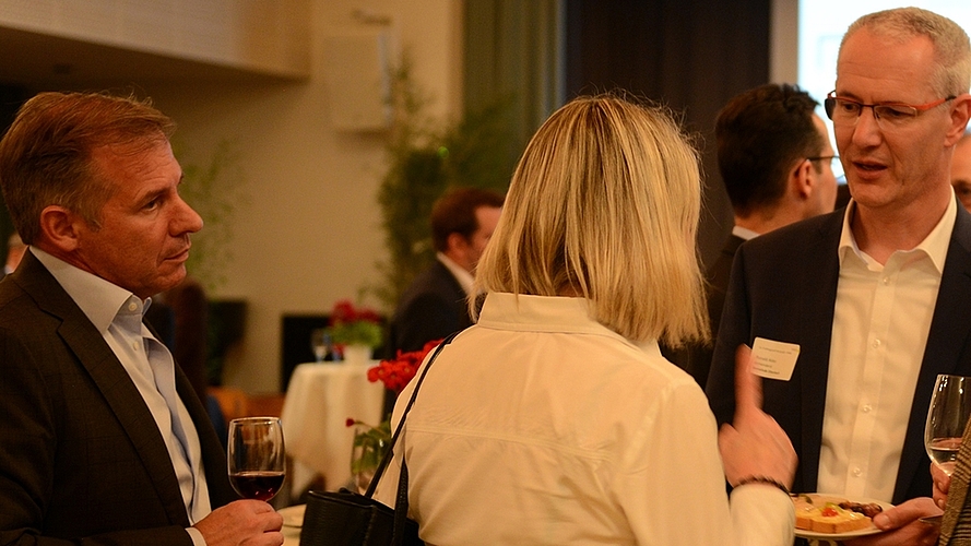 Kantonsrat Ronald Alder (rechts) mit den Gemeindepräsidenten Nadia Hausheer, Aeugst, und Stefan Gyseler, Hausen.
