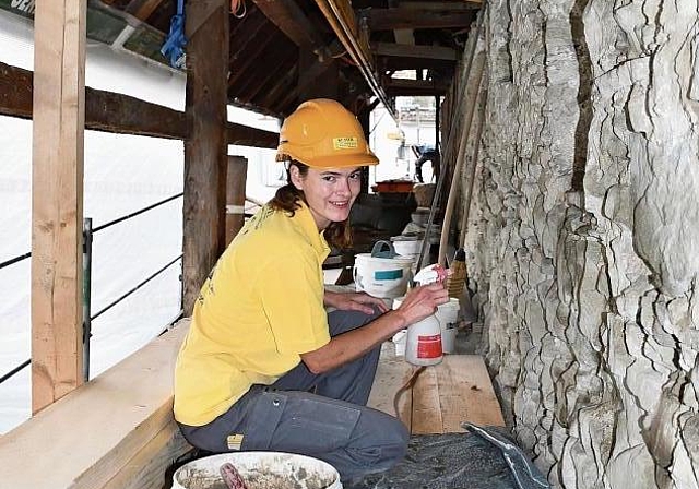 Die neue Europameisterin Marlena Senne bei ihrer Arbeit am Mittwochmorgen an der Zuger Stadtmauer. (Bild Dominik Stierli)