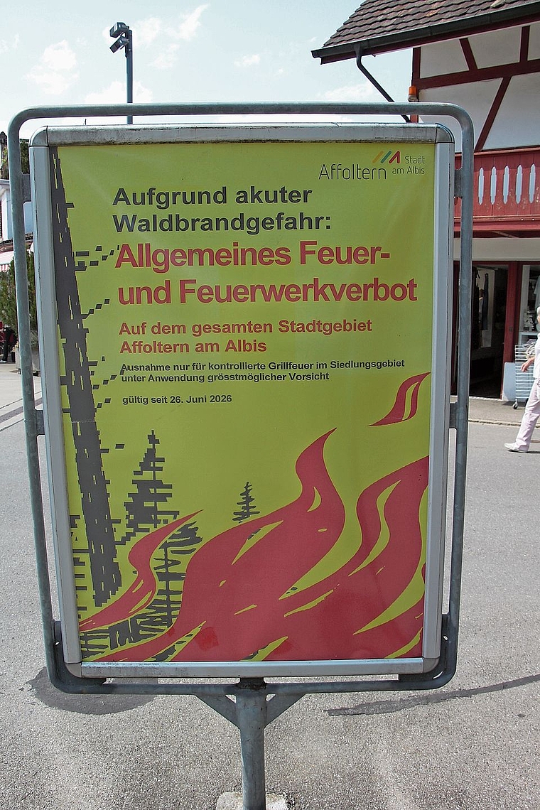 Augrund der aktuellen Lage ist das Entfachen von Feuern und das Abfeuern von Feuerwerk im ganzen Knonauer Amt verboten. Die Stadt Affoltern macht im ganzen Stadtgebiet darauf mit Plakaten aufmerksam. (Bild Florian Hofer)