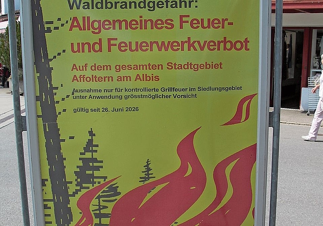 Augrund der aktuellen Lage ist das Entfachen von Feuern und das Abfeuern von Feuerwerk im ganzen Knonauer Amt verboten. Die Stadt Affoltern macht im ganzen Stadtgebiet darauf mit Plakaten aufmerksam. (Bild Florian Hofer)