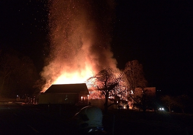 In der Nacht vom 18. auf den 19. Februar 2014 brannte eine Scheune im Rifferswiler Weiler Schonau lichterloh. (Bild Archiv)