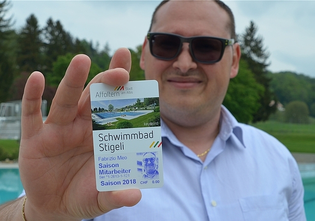 Mit neuem Stadtlogo und persönlichem Passbild: Fabrizio Meo, Leiter Affoltemer Immobilienabteilung, zeigt die neue «Stigeli»-Saisonkarte. <em>(Bild Thomas Stöckli)</em>