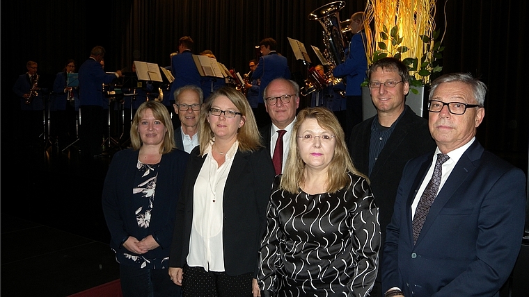 Heftig kritisiert: der Stadtrat Affoltern – hier am kleinen Konzert der Harmonie Affoltern zum Auftakt der Legislatur. Von links: Claudia Spörri, Martin Gallusser, Eliane Studer Kilchenmann, Stadtpräsident Clemens Grötsch, Susanne Leuenberger, M