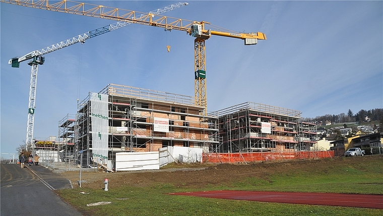 Mettmenstetten ist 2018 im Knonauer Amt am stärksten gewachsen und wird weiter zulegen, wie die im Bau stehenden Wohnungen an der Langacherstrasse westlich der Sportanlage Wygarten signalisieren. <em>(Bild Werner Schneiter)</em>