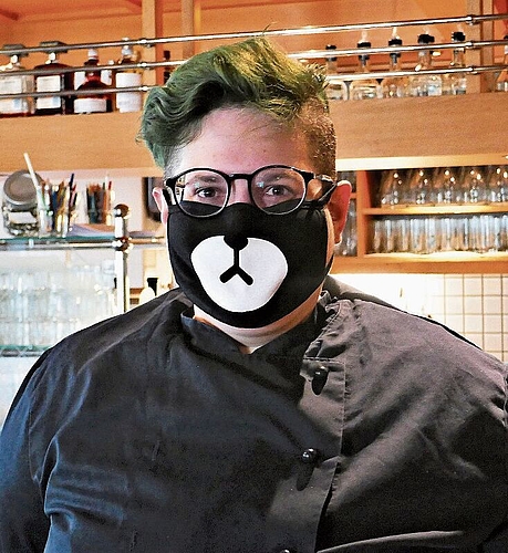 Deborah Meier, Lernende Köchin im zweiten Lehrjahr im Restaurant Rüssbrugg in Ottenbach, trägt die Maske mit Humor. Deborah Meier, Lernende Köchin im zweiten Lehrjahr im Restaurant Rüssbrugg in Ottenbach, trägt die Maske mit Humor.