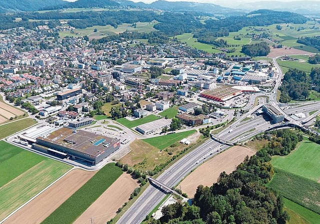 Blick auf die A4, die Autobahnquerung und das Affoltemer Industriequartier mit dem «Albis-Park» (links) und der orange-gestreiften «Hornbach»-Filiale. (Bild Stefan Felder)