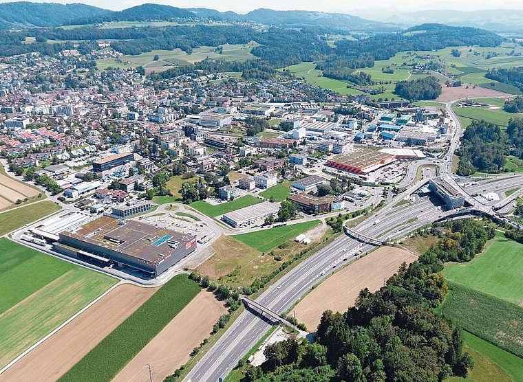 Blick auf die A4, die Autobahnquerung und das Affoltemer Industriequartier mit dem «Albis-Park» (links) und der orange-gestreiften «Hornbach»-Filiale. (Bild Stefan Felder)