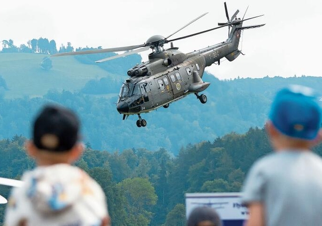 Längst kein Neuling mehr, versetzt aber mit seinen Flugfähigkeiten so manchen immer wieder ins Staunen: Der Super-Puma-Helikopter der Armee.