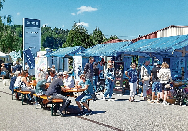 Hundeaffine Menschen, regionale Anbieter und Fachleute genossen in sommerlicher Marktatmosphäre ein Potpourri an Unterhaltung, Kulinarik und Informationen. 
