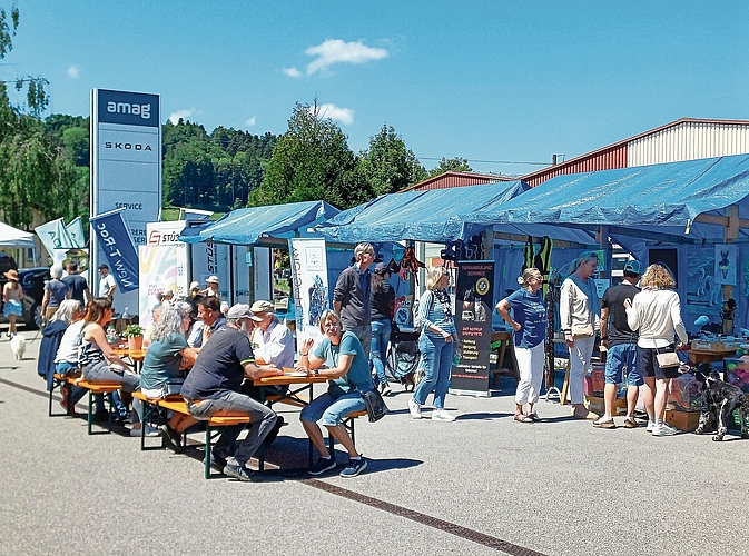 Hundeaffine Menschen, regionale Anbieter und Fachleute genossen in sommerlicher Marktatmosphäre ein Potpourri an Unterhaltung, Kulinarik und Informationen. 