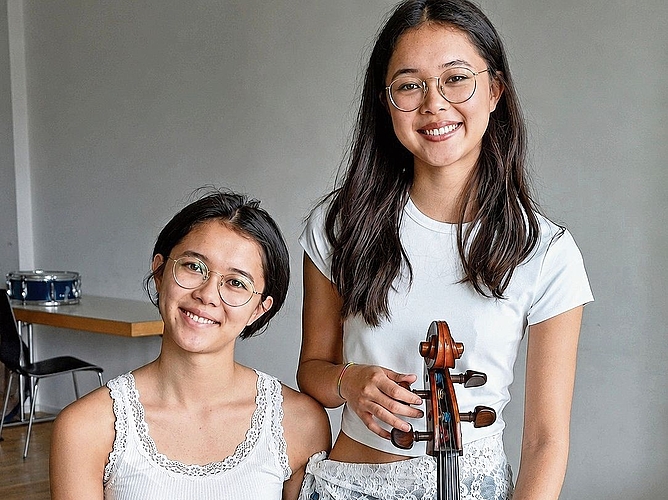 Dana (links) Kammerlander spielt das Piano und Noemi Kammerlander (rechts) das Cello. (Bild Regula Zellweger) Dana (links) Kammerlander spielt das Piano und Noemi Kammerlander (rechts) das Cello. (Bild Regula Zellweger)