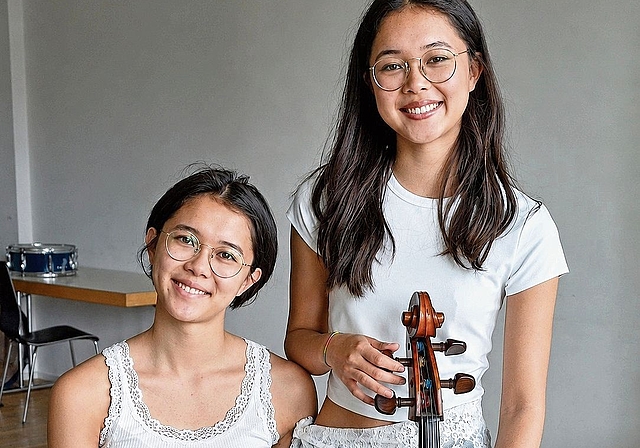 Dana (links) Kammerlander spielt das Piano und Noemi Kammerlander (rechts) das Cello. (Bild Regula Zellweger)