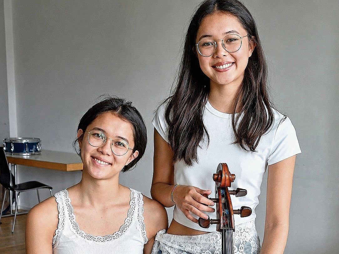 Dana (links) Kammerlander spielt das Piano und Noemi Kammerlander (rechts) das Cello. (Bild Regula Zellweger) Dana (links) Kammerlander spielt das Piano und Noemi Kammerlander (rechts) das Cello. (Bild Regula Zellweger)