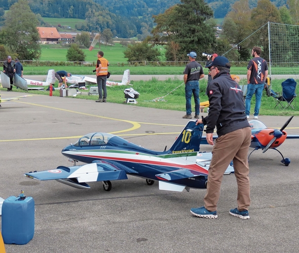 Anstehen bei der Startbahn vor dem grossen Auftritt.