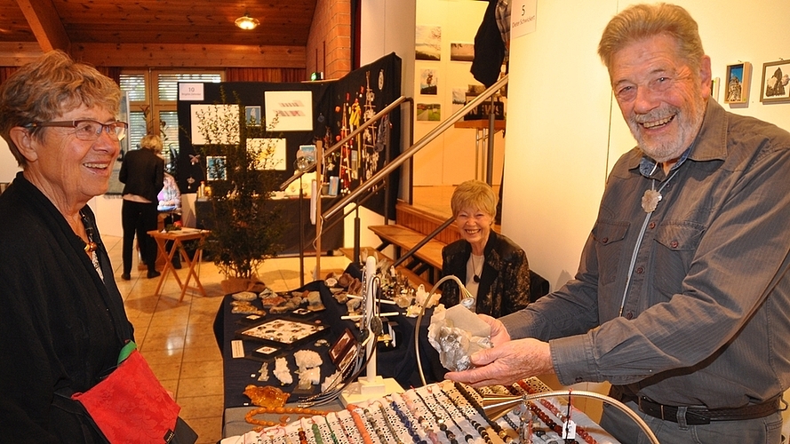 Dieter Schwickert zeigt an seinem Stand einen Calit-Stein aus dem Ural. (Bilder Werner Schneiter) Dieter Schwickert zeigt an seinem Stand einen Calit-Stein aus dem Ural. (Bilder Werner Schneiter)