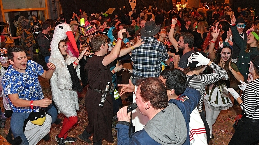Tolle Stimmung und viele Masken am Maschwander Maskenball.