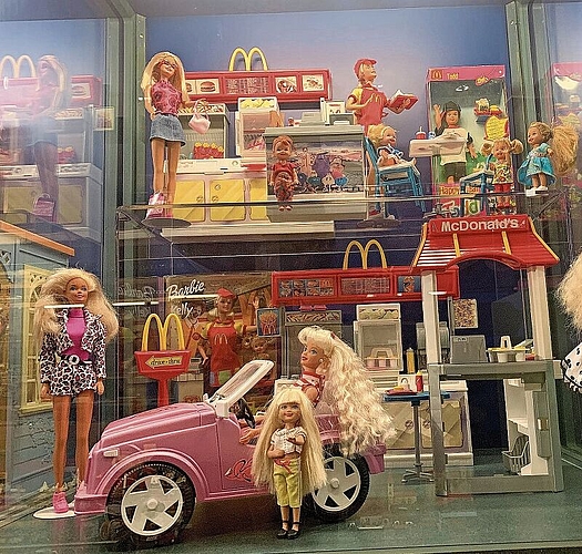 Nicht nur mit den Spielaccessoires verdiente der Konzern Mattel viel Geld, sondern auch durch Marketing-Deals mit McDonald‘s oder Coca-Cola.
