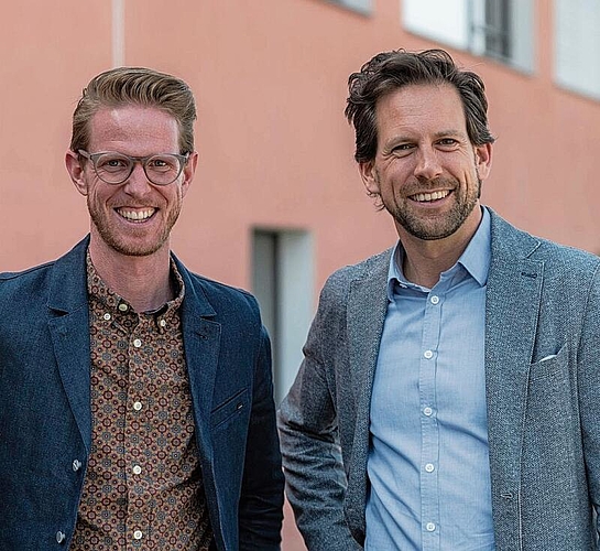 Timo Gasser (links) und Jörg Berger teilen sich die Schulleitung an der Schule Knonau. (Bild Janine Uhlmann)