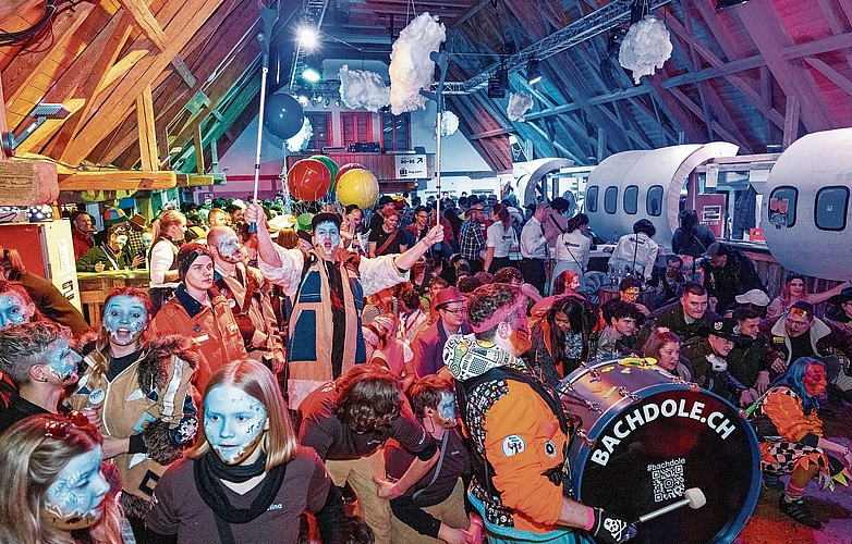 Bunt beleuchtet und voller Energie: Der Gemeindesaal in Kappel. Bunt beleuchtet und voller Energie: Der Gemeindesaal in Kappel. (Bild Nico Ilic)